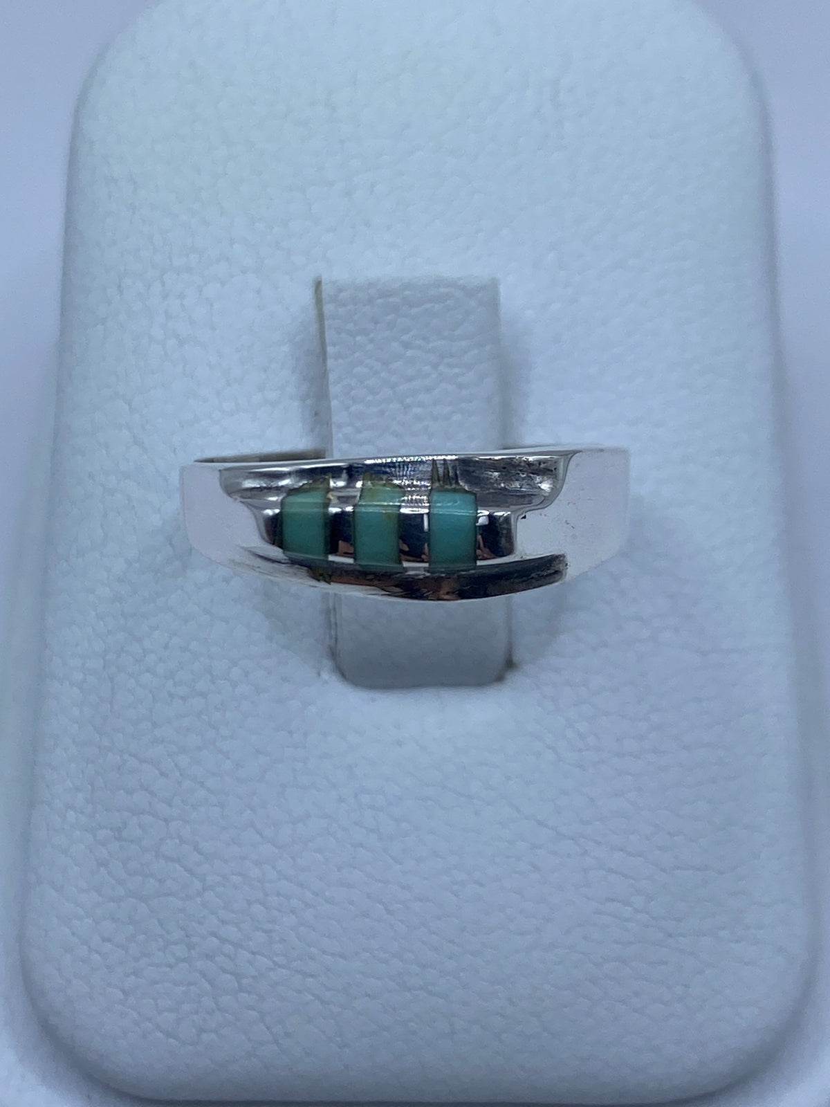 Anillo de plata 925 con turquesa azul cielo engastada en mano de mujer