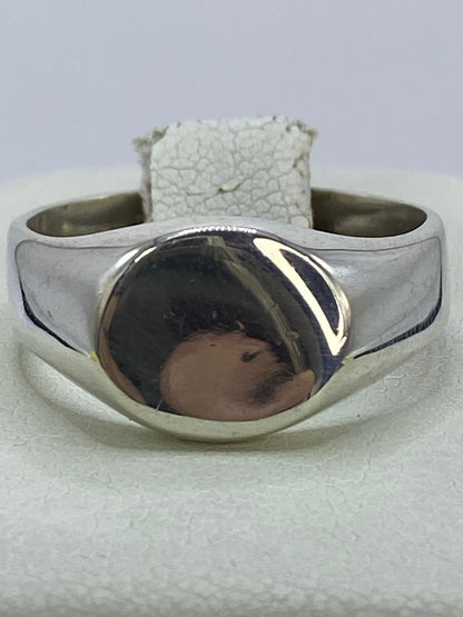 Anillo de plata cartoneado con volumen geométrico en la mano de una mujer