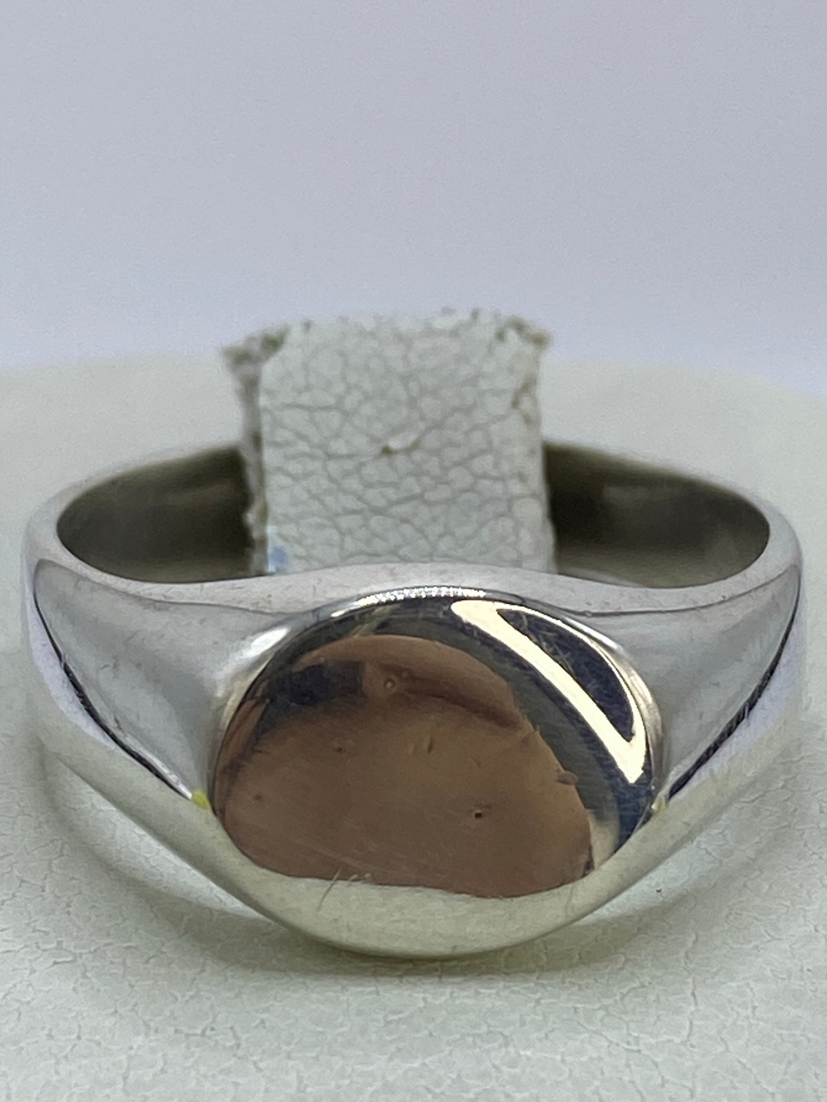 Detalle del anillo sobre fondo blanco con el Quinto 925 visible