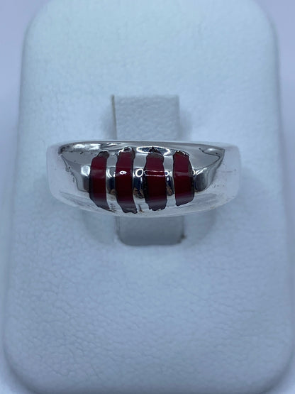 Anillo de plata 925 con coral rojo natural engastado en patrón horizontal