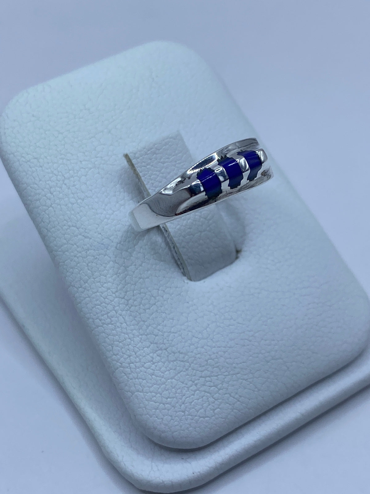 Anillo de plata con engaste a mano de lapislázuli, vista lateral