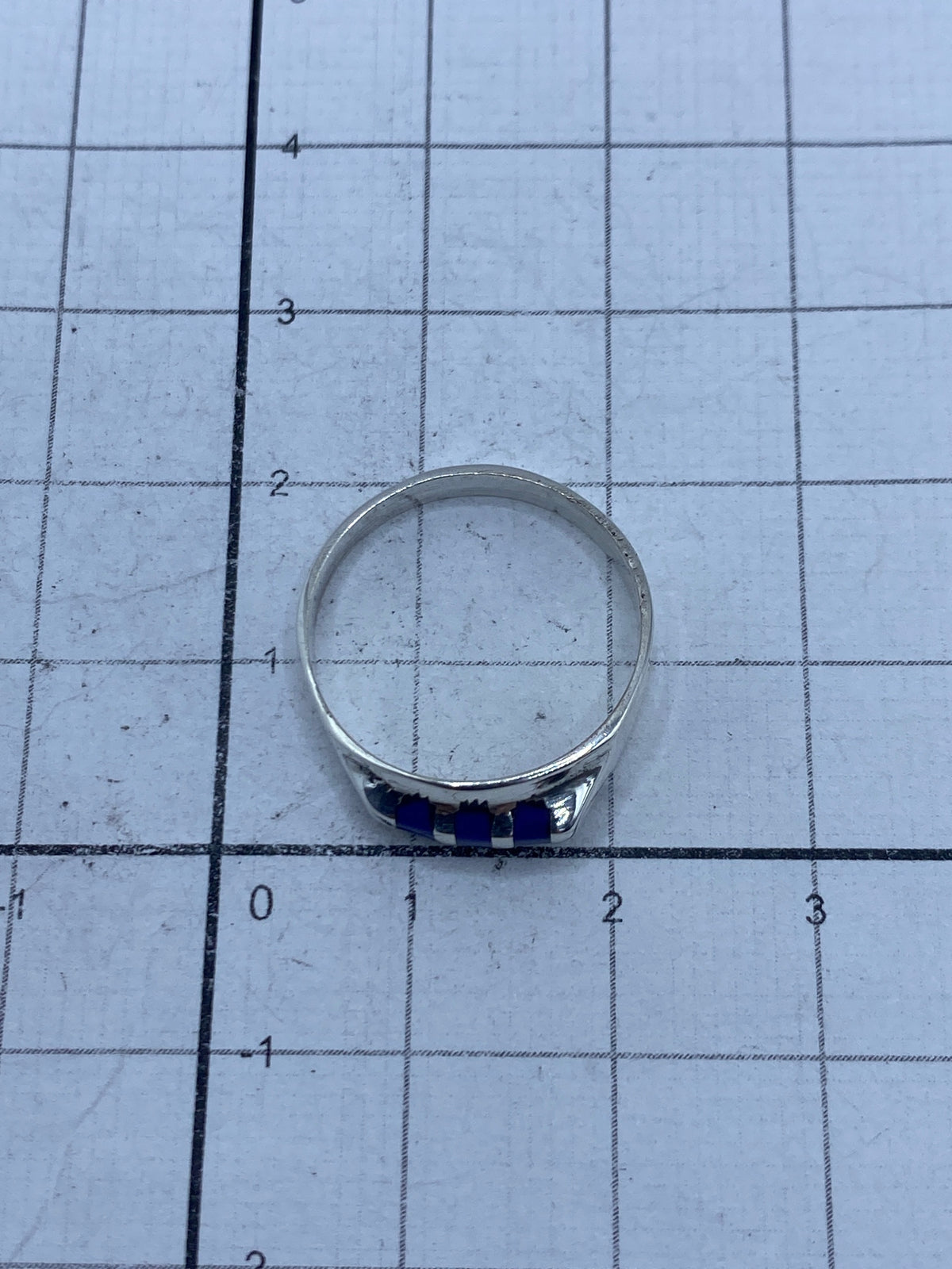 Anillo de plata con lapislázuli, talla 6, sobre escala de medida