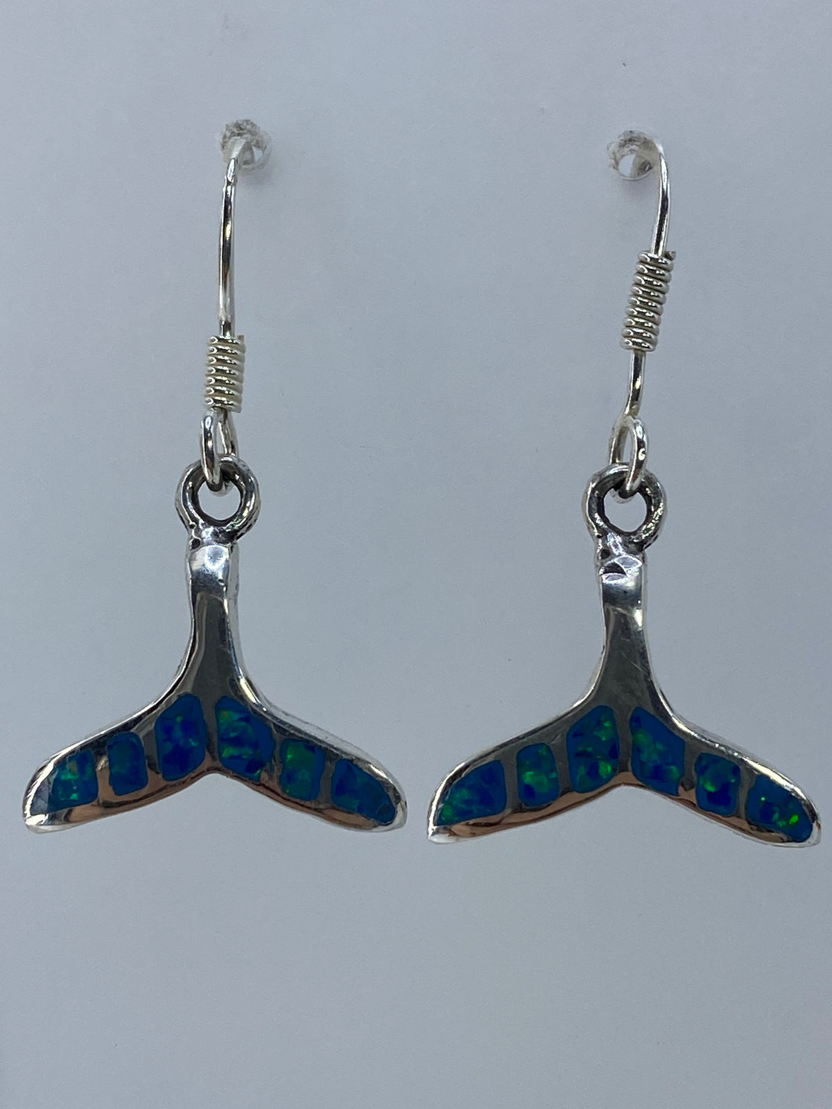 Par de aretes de plata con ópalo de fuego verde olivo en forma de cola de ballena