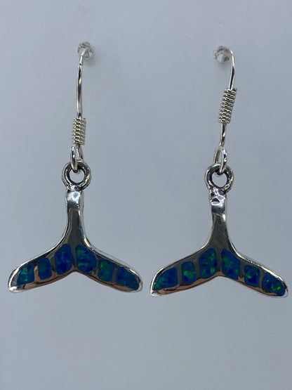 Par de aretes de plata con ópalo de fuego verde olivo en forma de cola de ballena