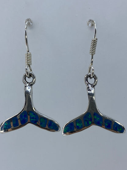Aretes juntos sobre fondo blanco mostrando el color verde olivo
