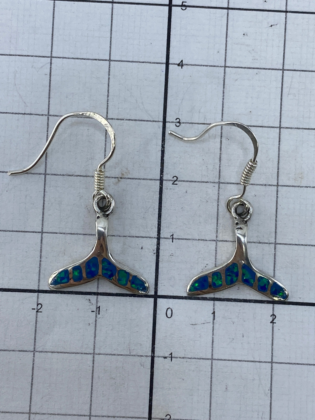 Aretes en la mano mostrando el tamaño real de 3 cm