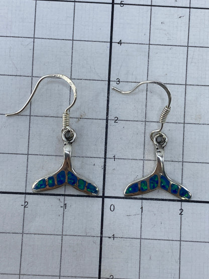 Aretes en la mano mostrando el tamaño real de 3 cm