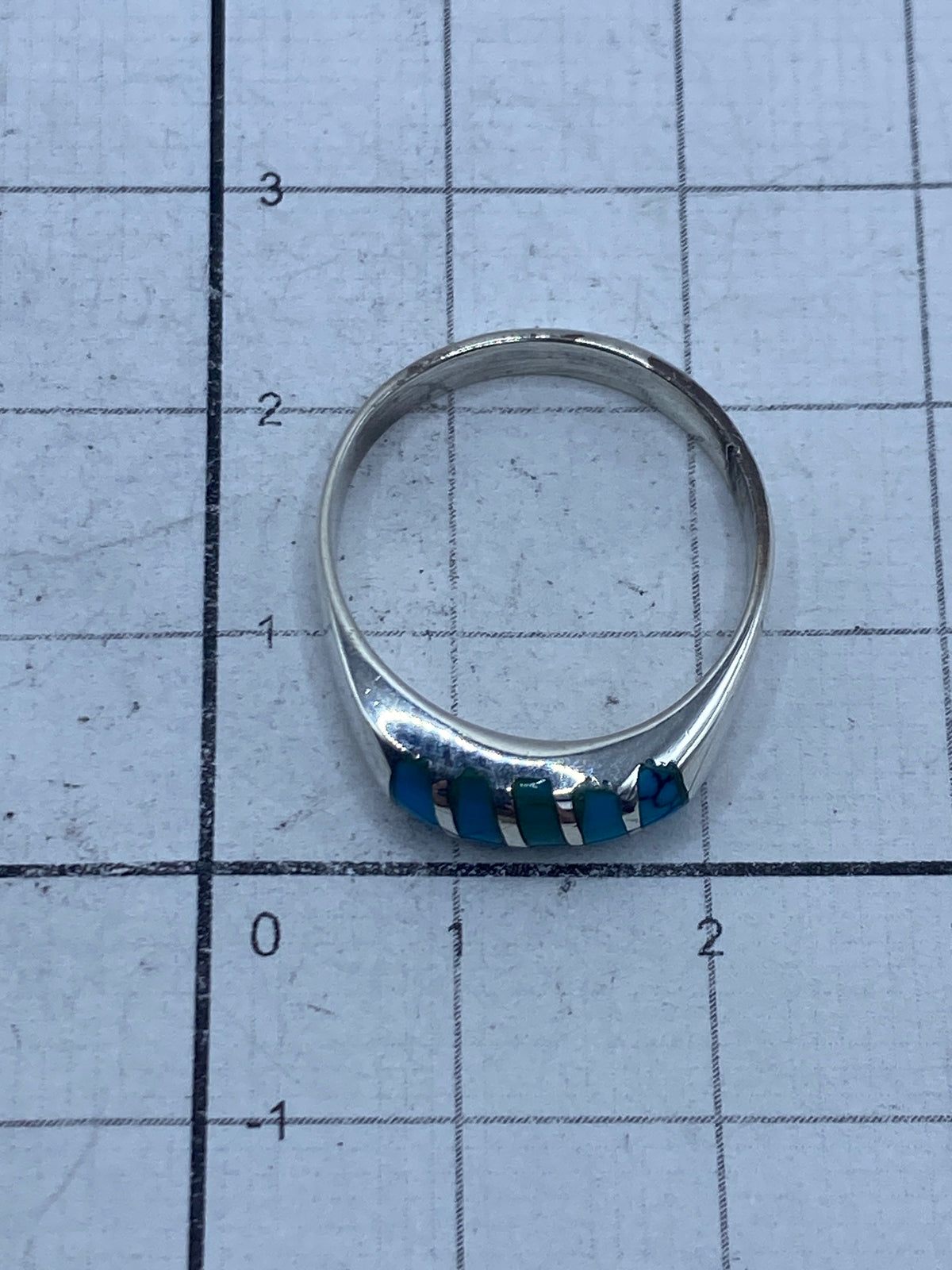 Anillo sobre fondo neutro mostrando el Quinto 925 en el interior