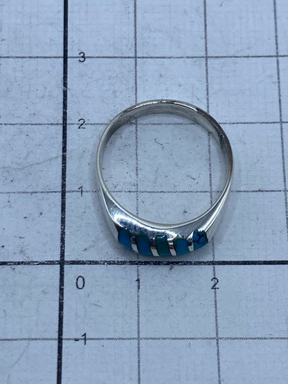 Anillo sobre fondo neutro mostrando el Quinto 925 en el interior