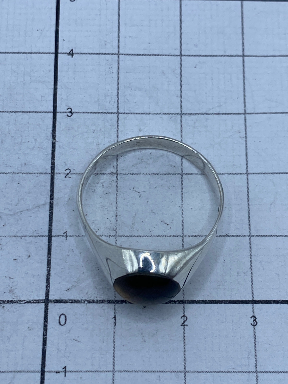 Anillo sobre fondo gris mostrando el Quinto 925 grabado en el interior