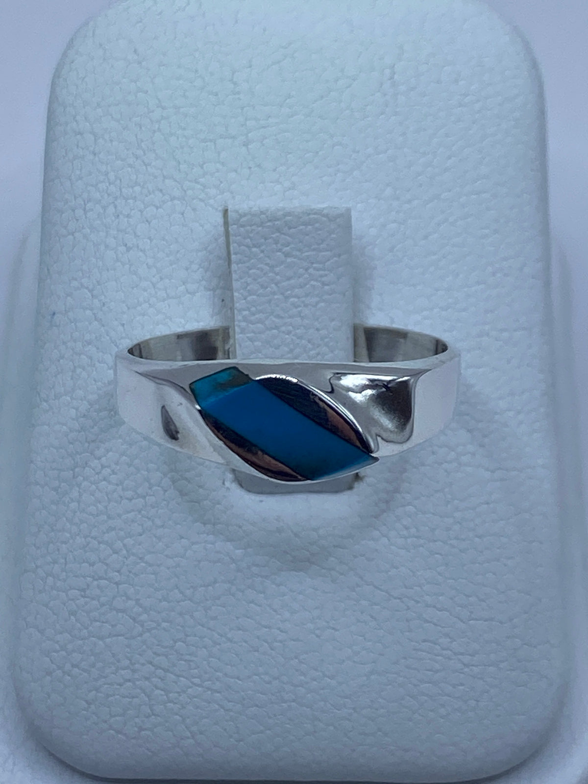 Anillo de plata con turquesa azul cielo engastada en la mano de una persona