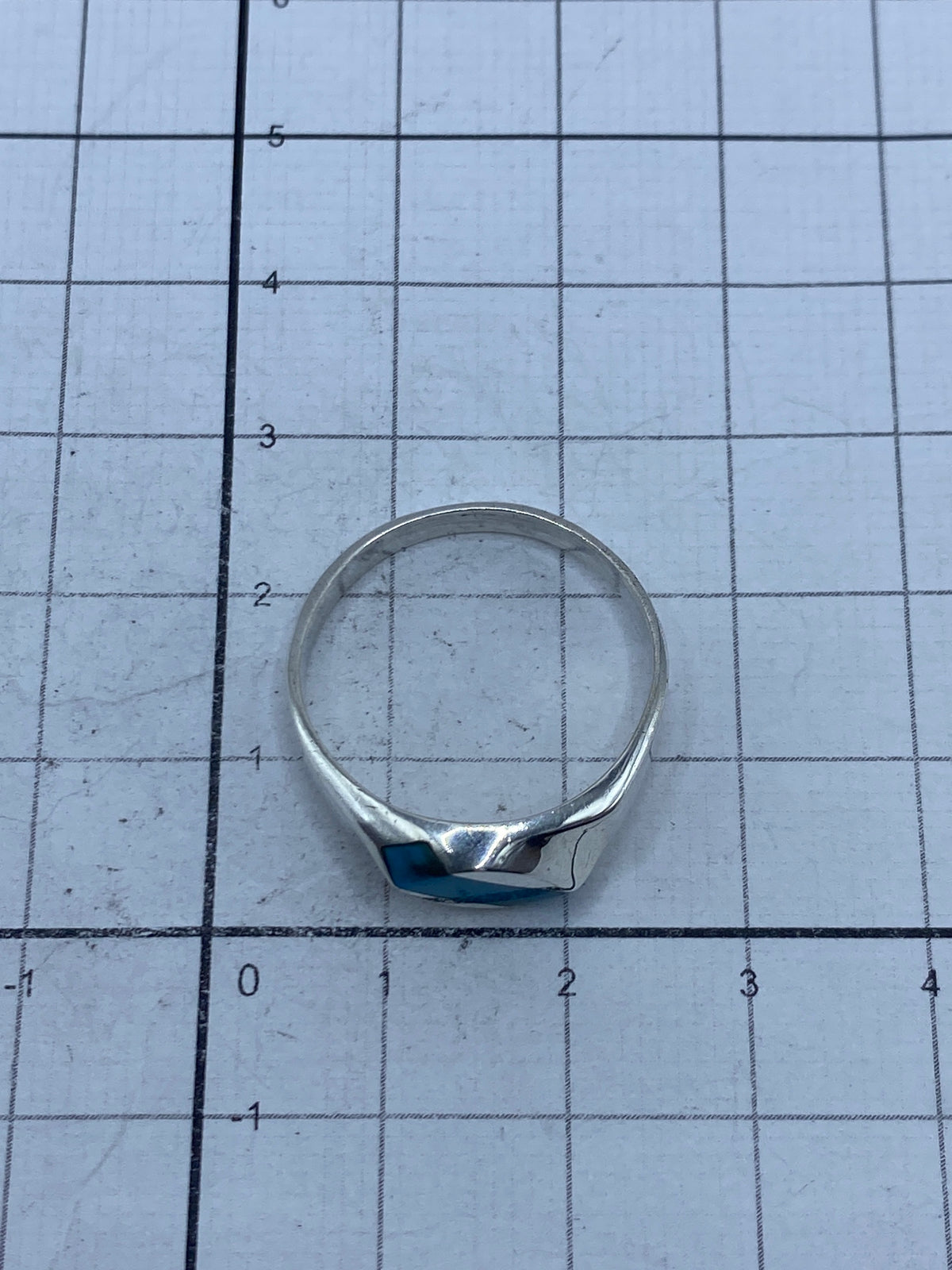 Anillo sobre fondo claro mostrando el Quinto 925 en el interior