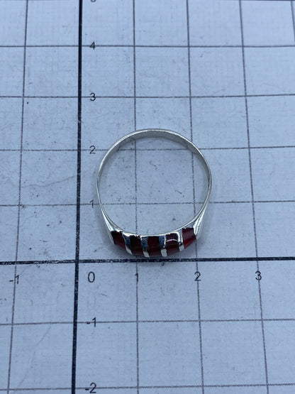Anillo en la mano mostrando el acabado pulido de la plata
