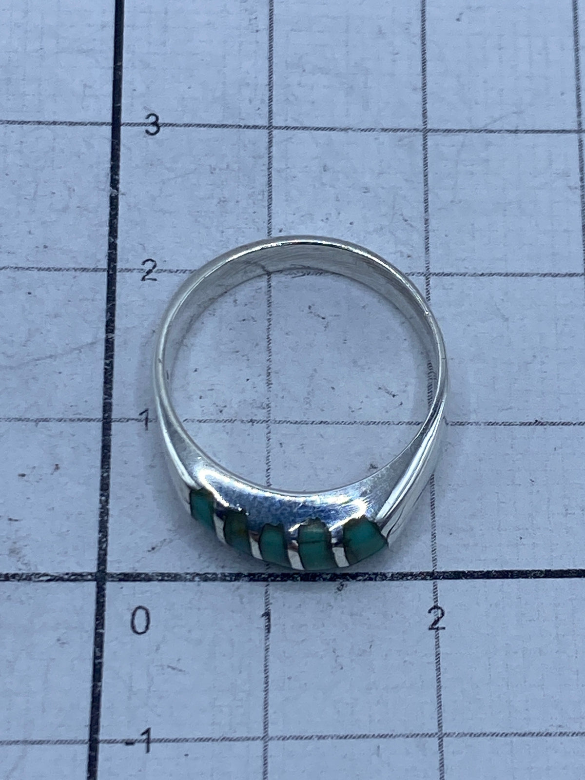 Anillo puesto en la mano, mostrando cómo se ve la turquesa azul cielo en uso diario