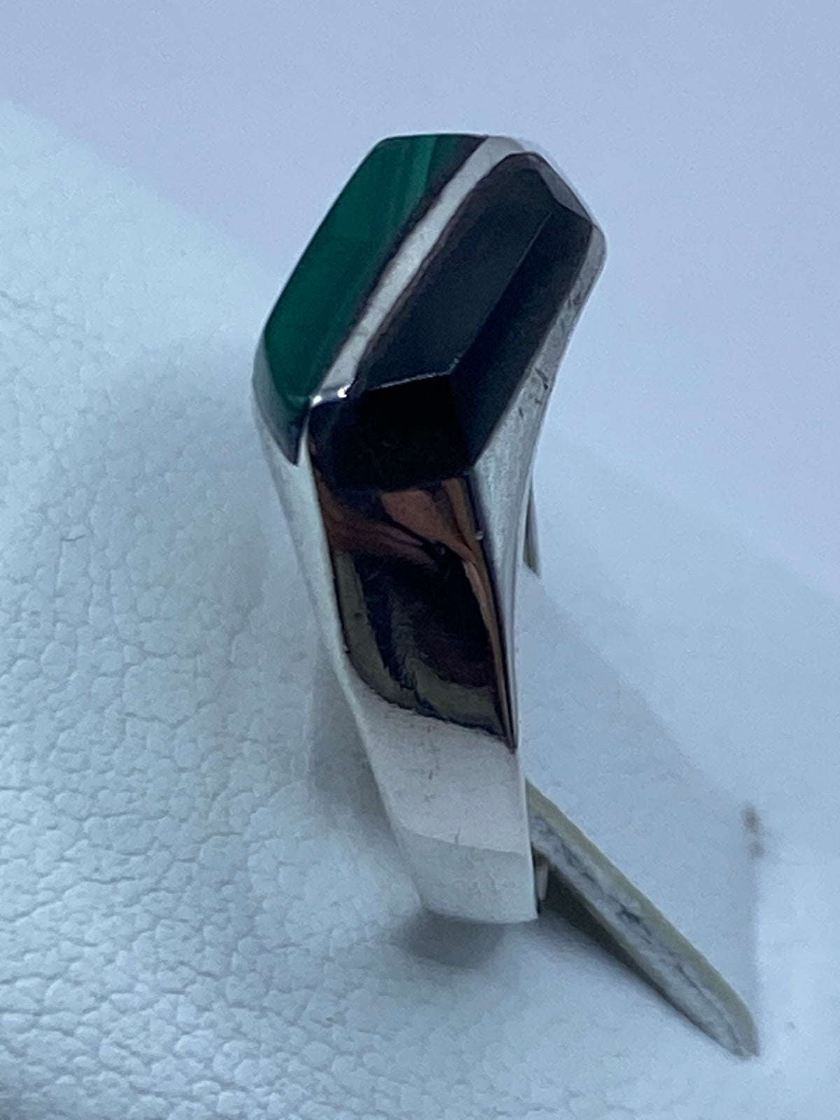 Anillo en la mano mostrando el tono verde profundo de la malaquita