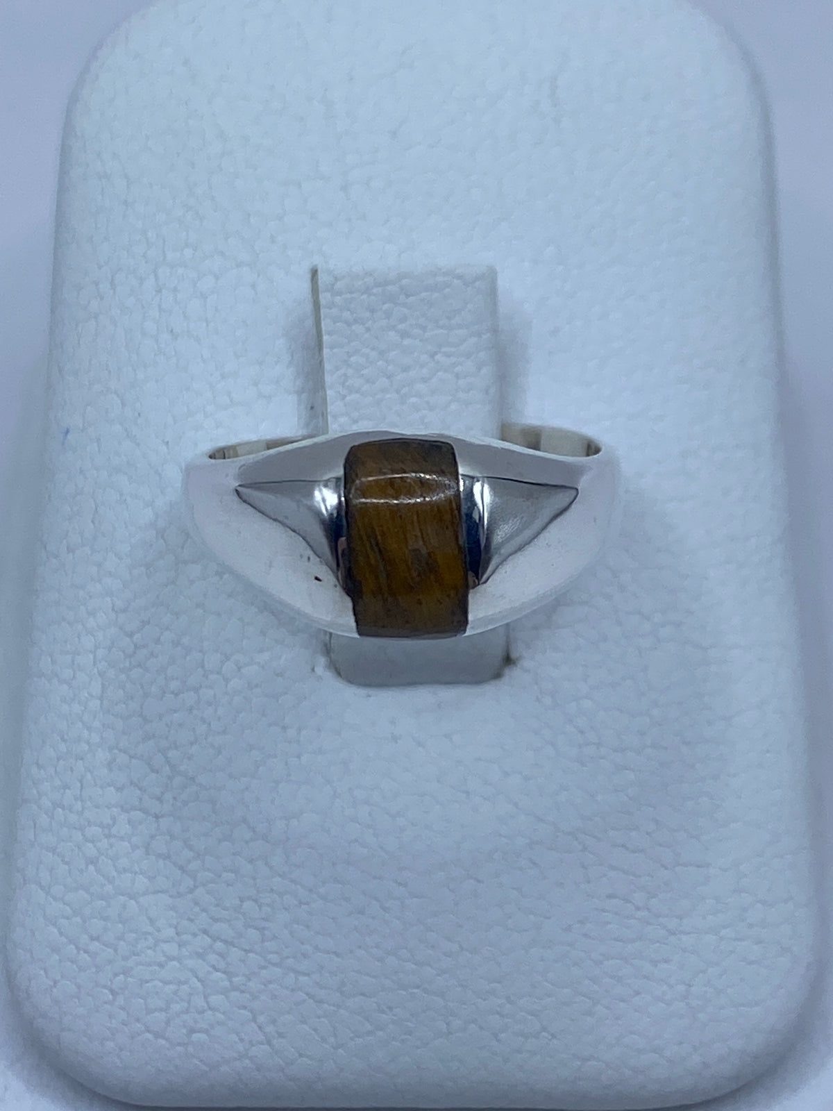 Anillo de plata con Ojo de Tigre café engastado, vista frontal mostrando el brillo chatoyante
