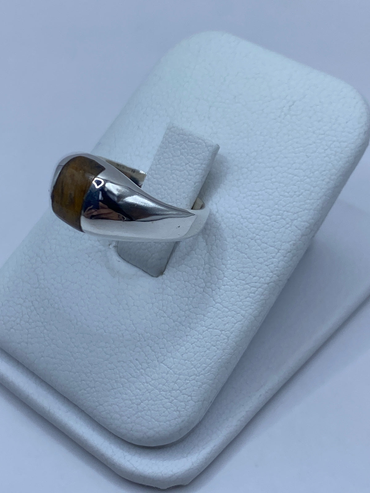 Anillo de plata talla 6 en la mano, mostrando cómo se ve puesto
