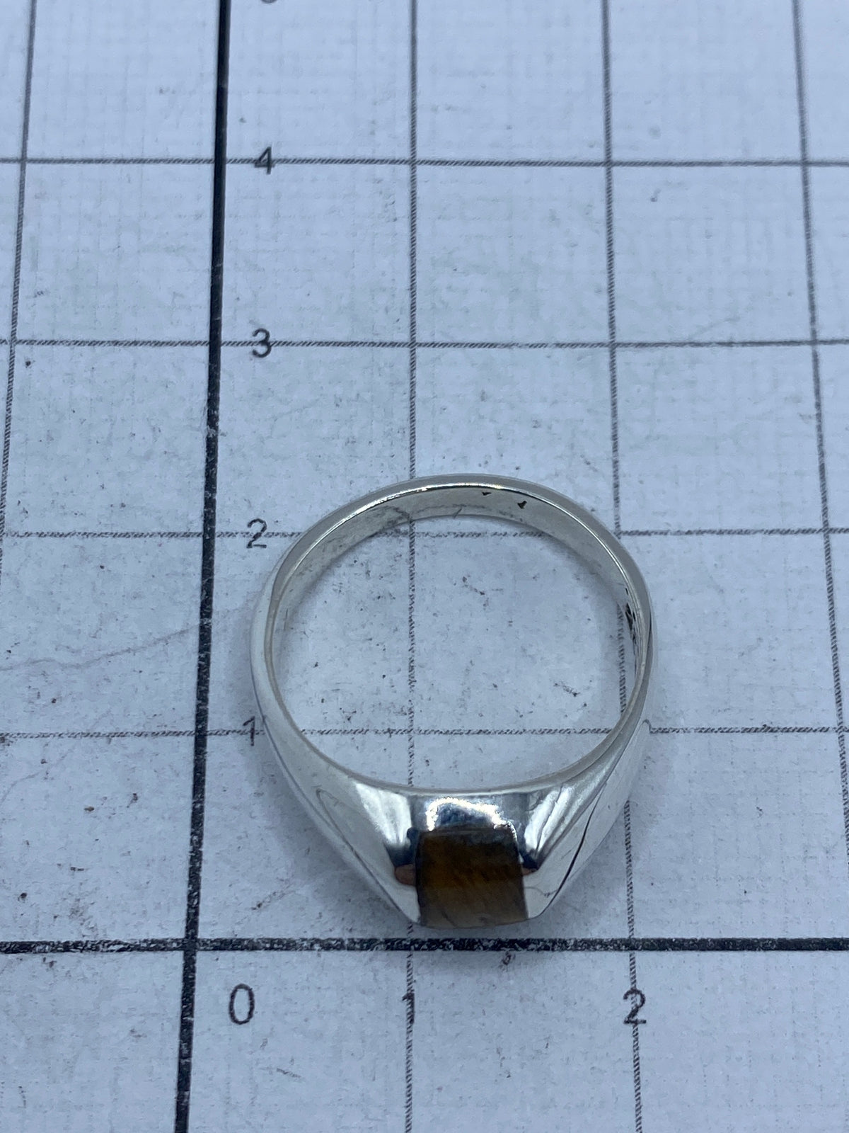 Anillo sobre fondo blanco con la marca 925 visible en el interior