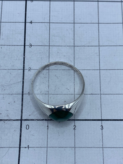 Anillo en la mano mostrando el tamaño real y el Quinto 925