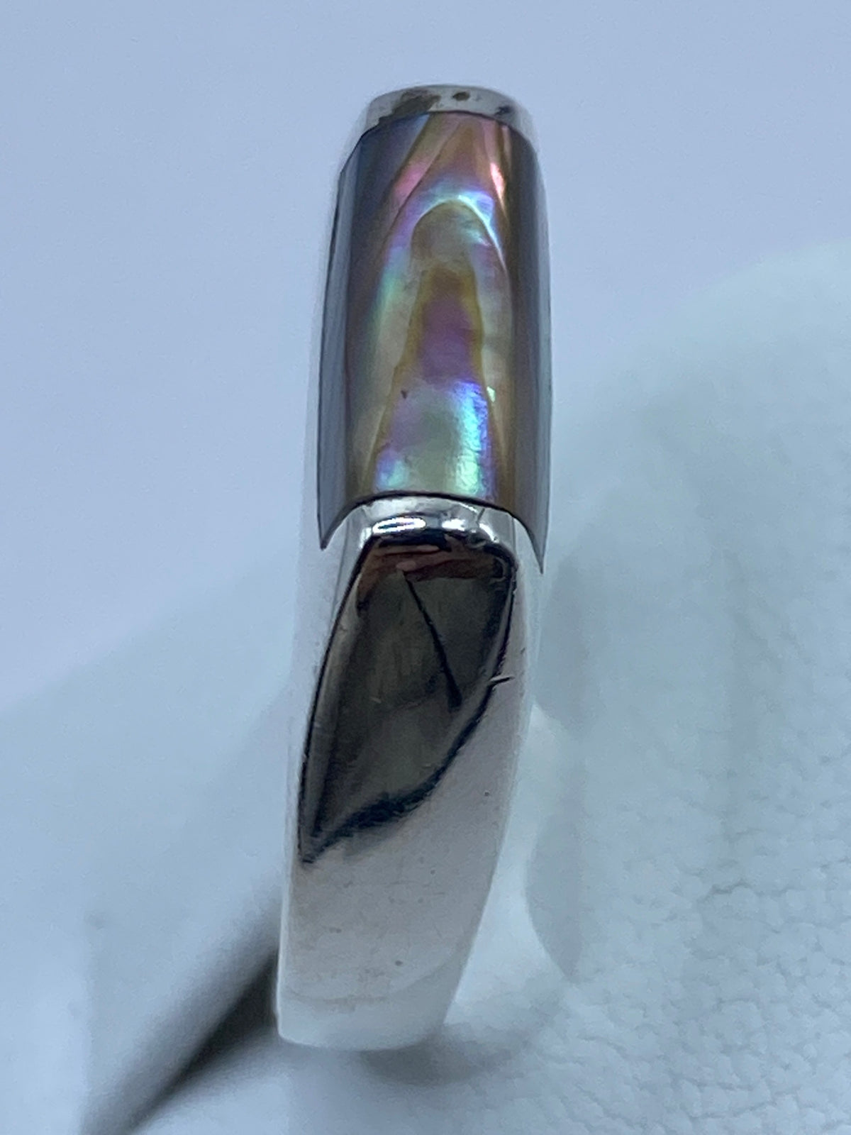 Anillo talla 9 de frente mostrando el engaste a mano de la concha