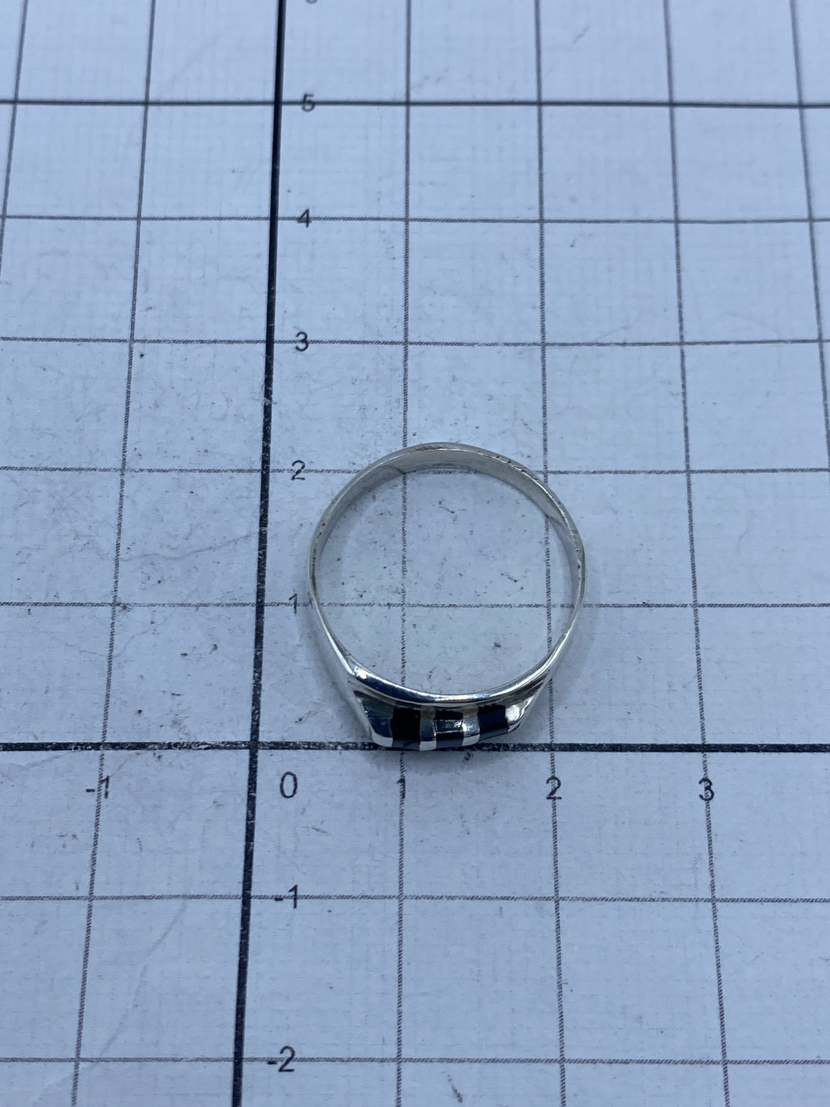 Anillo sobre fondo blanco mostrando el Quinto 925 en la banda interior