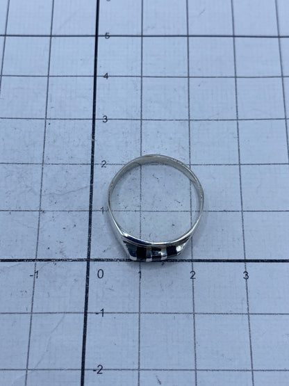 Anillo sobre fondo blanco mostrando el Quinto 925 en la banda interior