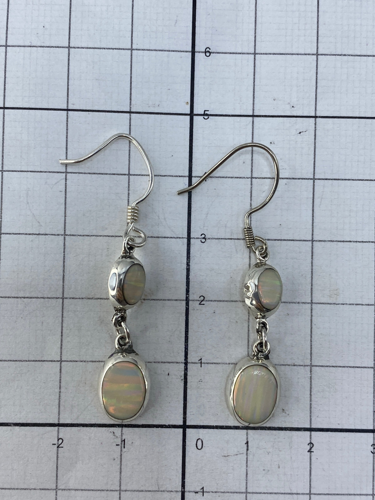 Sello 925 grabado en la base de plata de los aretes