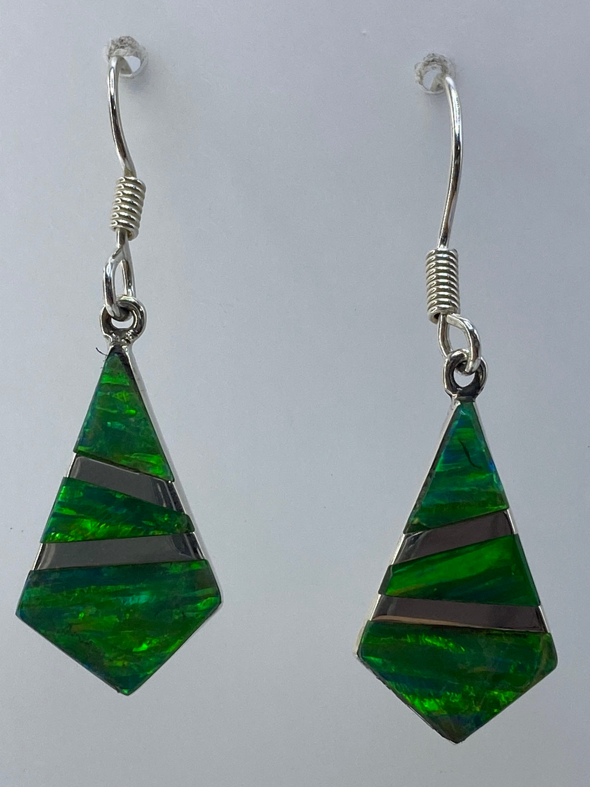 Par de aretes de plata 950 con ópalo de Fuego verde limón engastado a mano, vista de frente