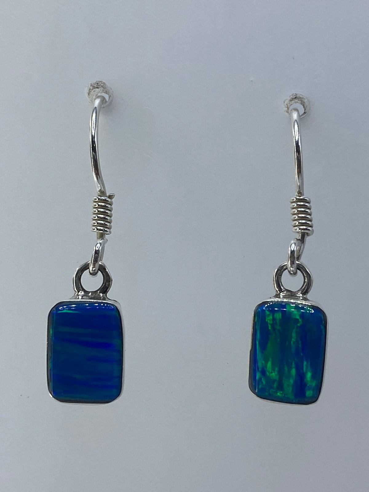 Par de aretes de plata con ópalo de fuego verde limón, vista frontal