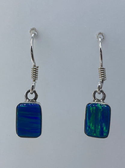 Par de aretes de plata con ópalo de fuego verde limón, vista frontal