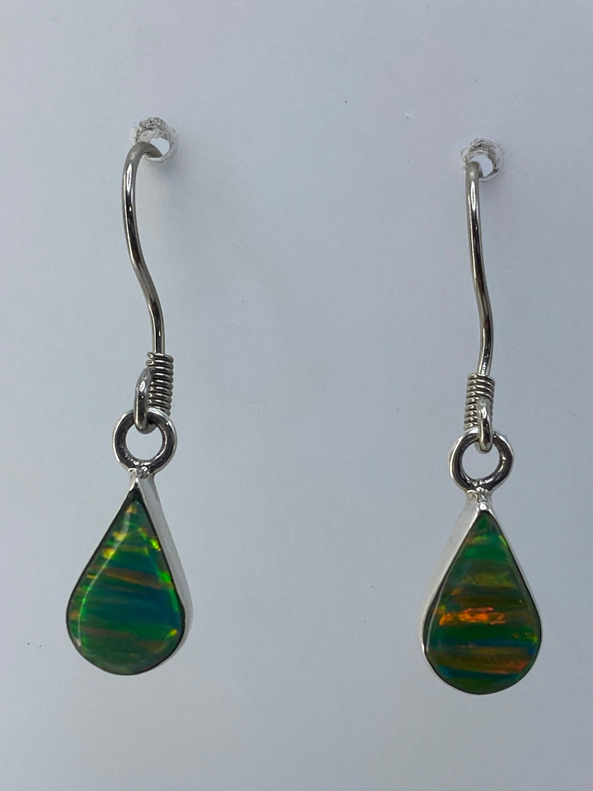 Par de aretes de plata con ópalo de fuego multicolor en tonos naranja, verde y amarillo