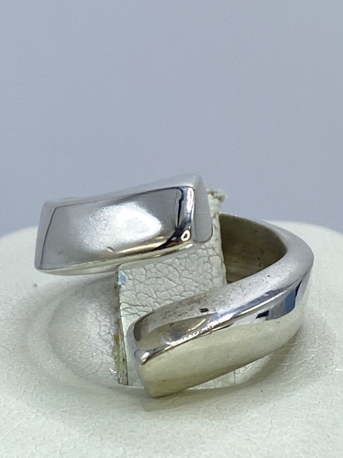 Anillo de plata cartoneado con volumen 3D pulido en la mano