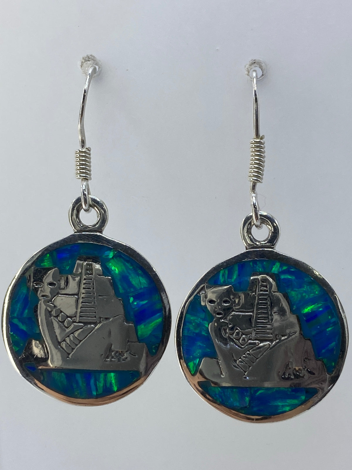 Aretes sobre fondo blanco con escala de medición — largo 3.7 cm