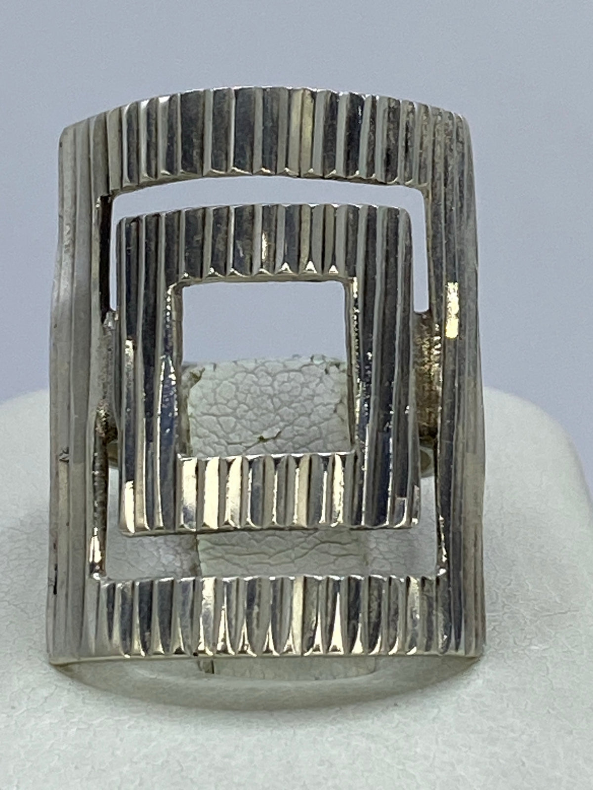 Anillo de plata cartoneado geométrico en talla 6 sobre fondo blanco