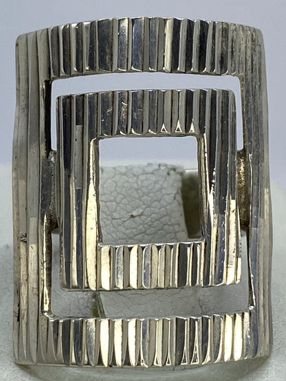 Detalle de los pliegues de lámina de plata en la técnica de cartoneado