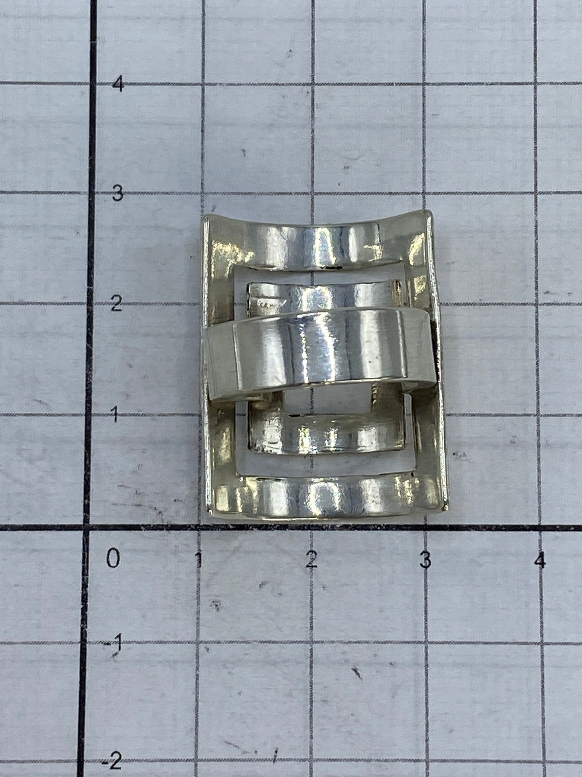 Anillo en mano mostrando el pulido brillante y el Quinto 925