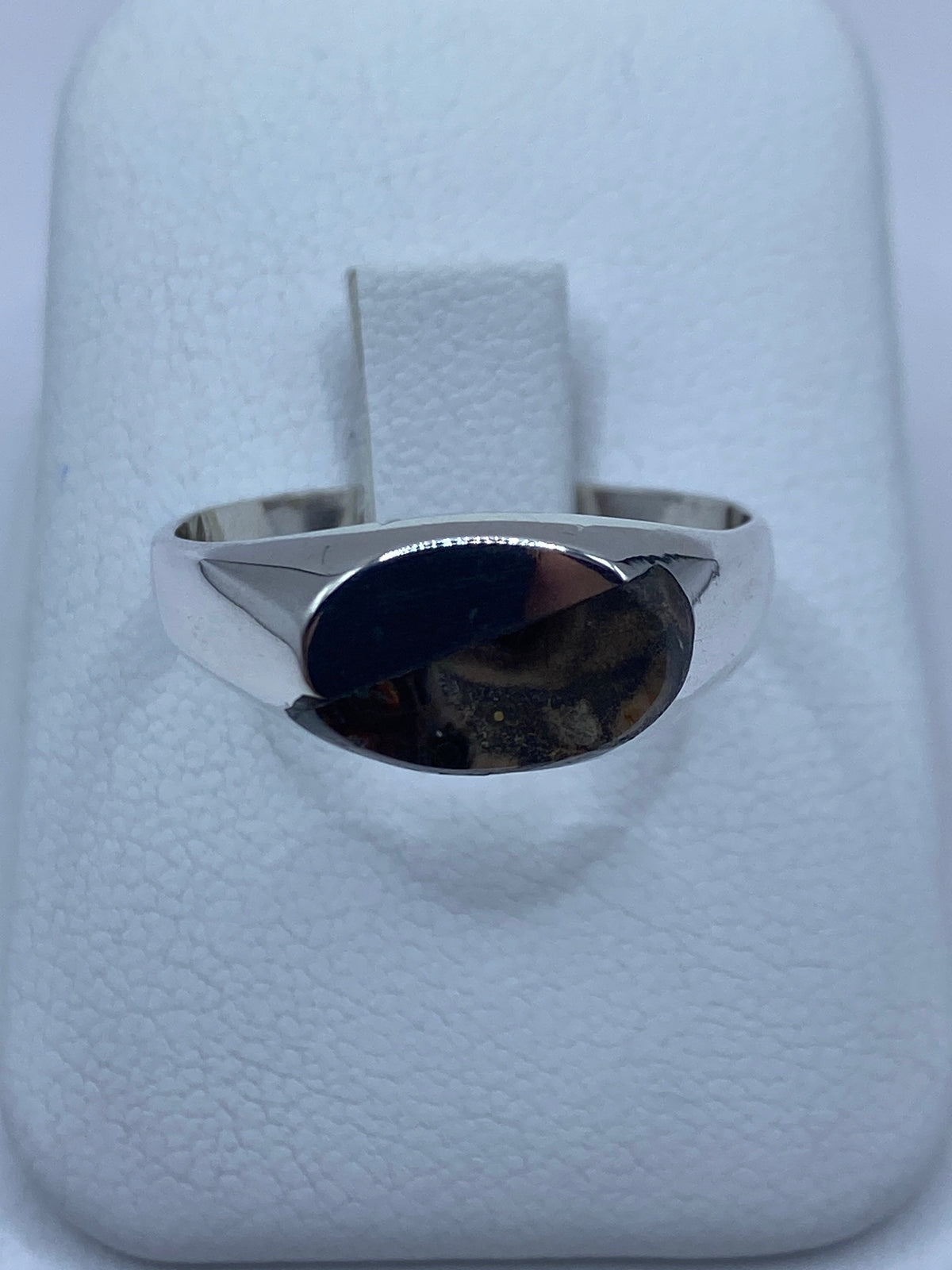Anillo de plata 925 con piedra engastada en talla 10, vista frontal sobre display blanco