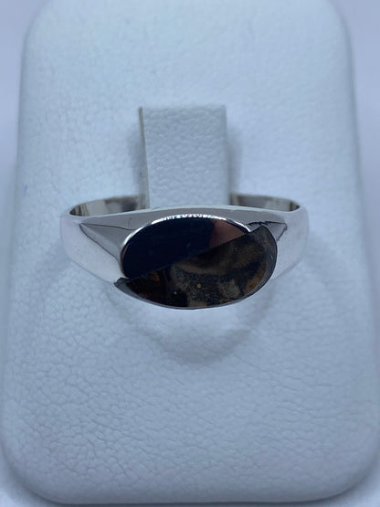 Anillo de plata 925 con piedra engastada en talla 10, vista frontal sobre display blanco