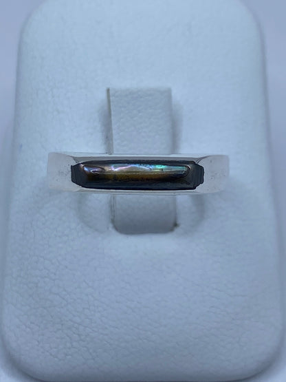Anillo de plata 925 con concha de abulón iridiscente engastada, vista frontal