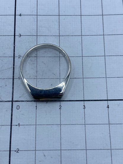 Anillo sobre fondo gris con el Quinto 925 visible