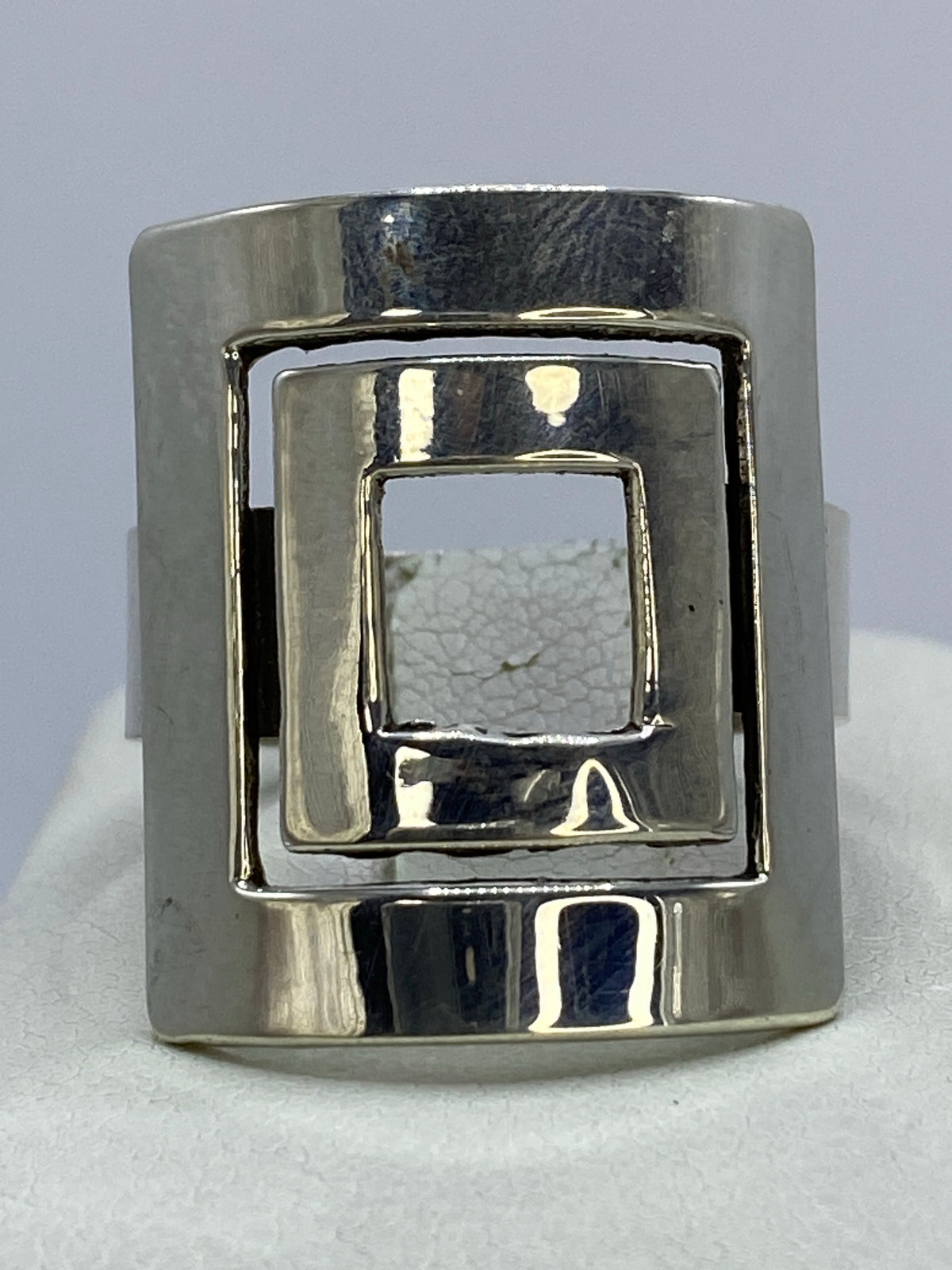Anillo de plata cartoneado con volumen geométrico, vista frontal en talla 9