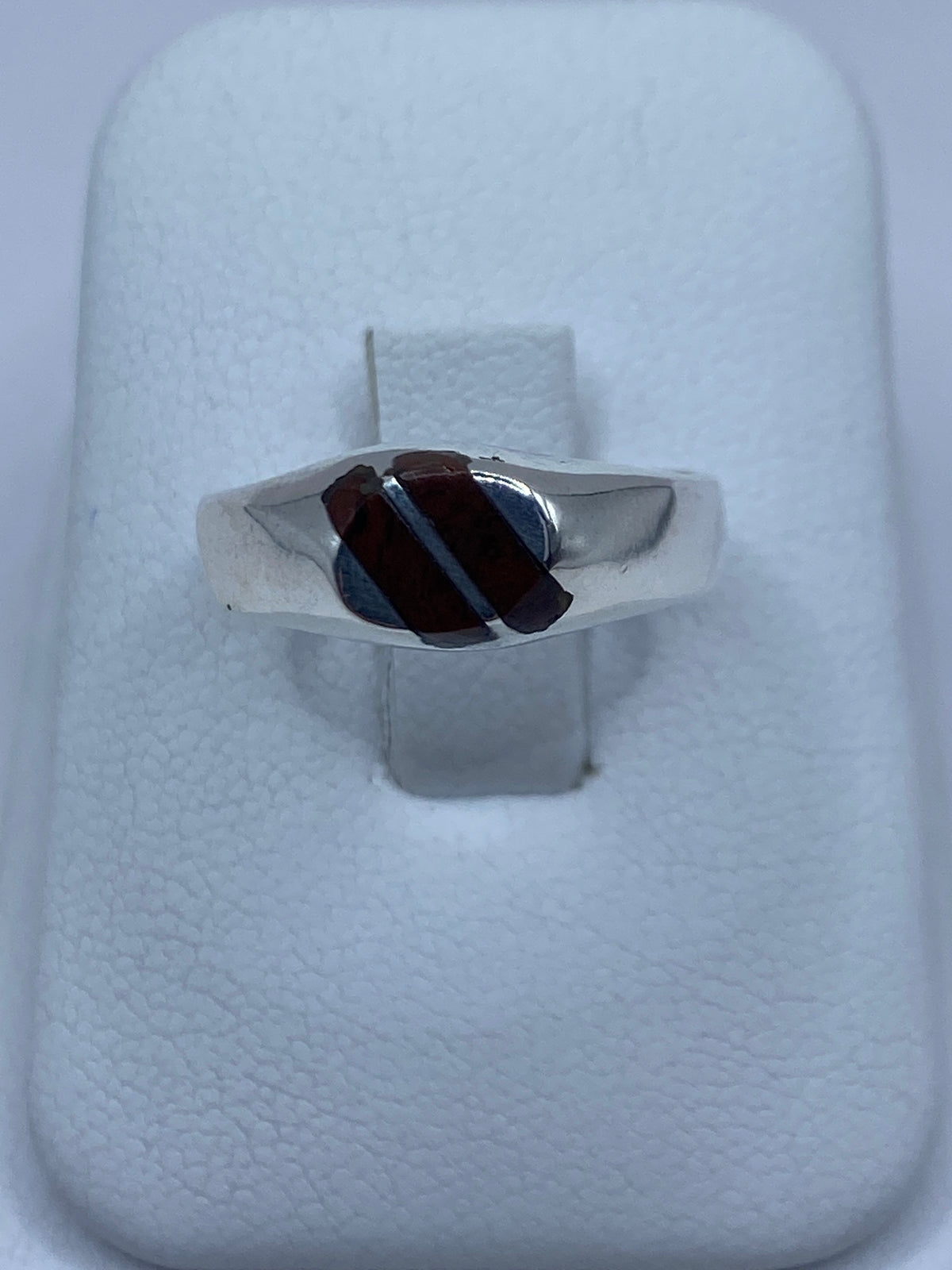 Anillo de plata con Ojo de Tigre café engastado, vista frontal sobre fondo blanco