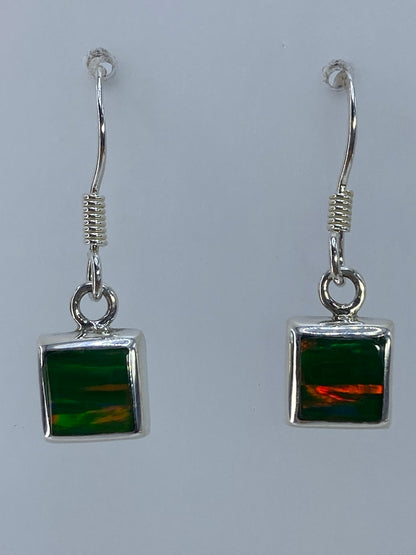 Par de aretes de plata con ópalo de fuego multicolor, visto de frente