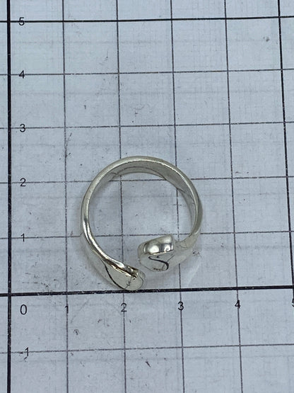 Anillo de plata cartoneado sobre fondo blanco mostrando el Quinto 925