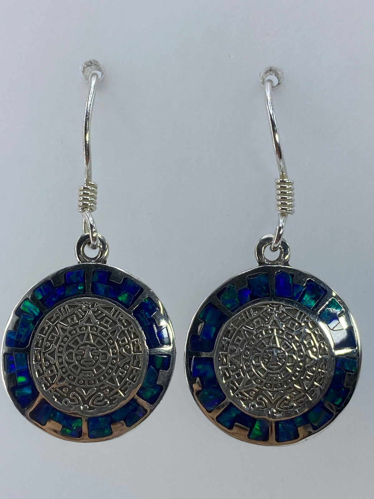 Par de aretes colgantes con Calendario Azteca en plata 950 e ópalo de fuego multicolor — vista de frente