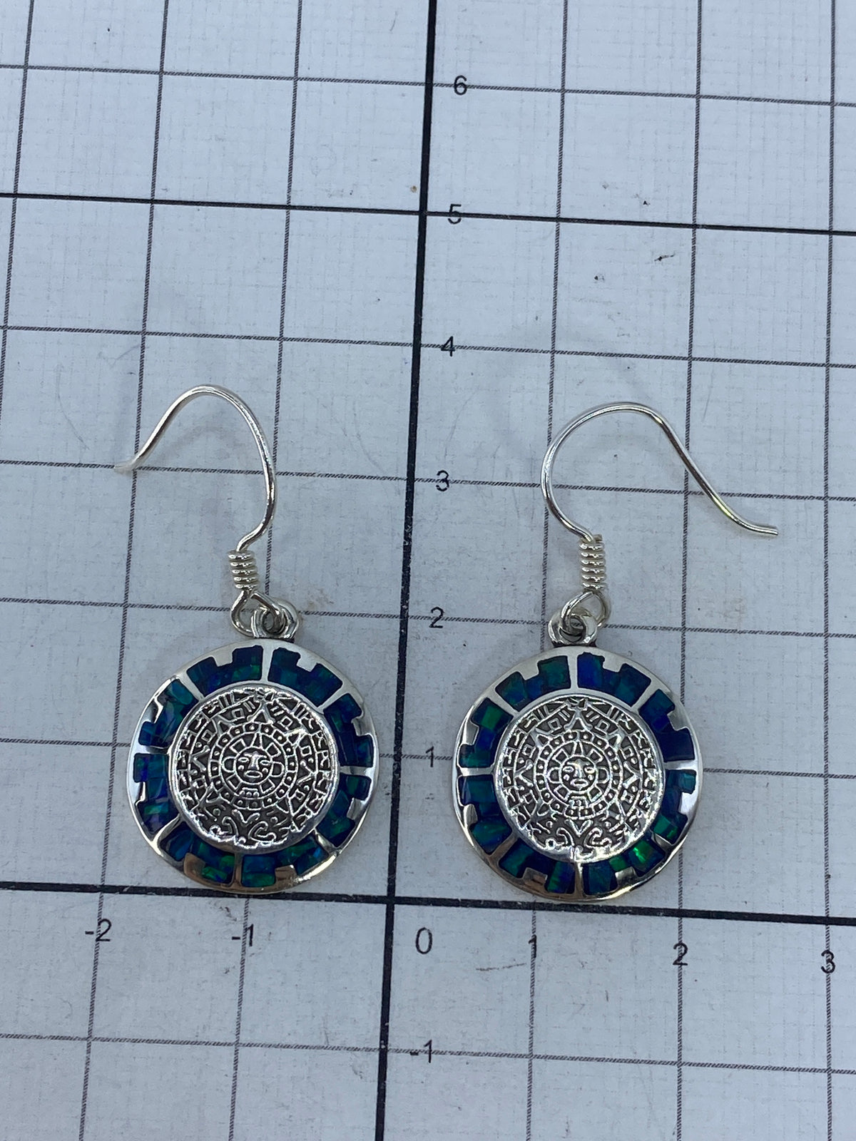 Reverso de los aretes mostrando el hallmark de plata 950 grabado en Taxco