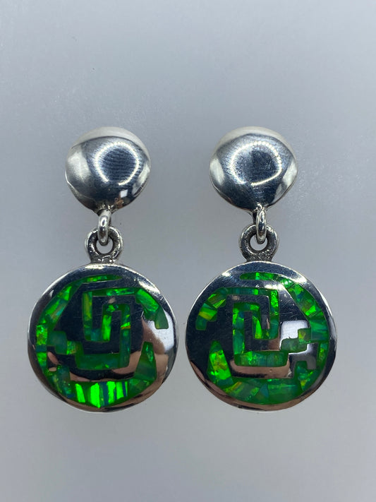 Par de aretes de plata con incrustación prehispánica en motivo geométrico verde y gris