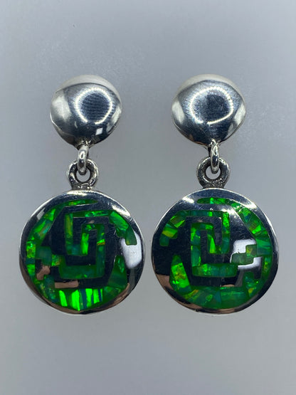 Aretes colocados sobre fondo gris, vista frontal del diseño prehispánico completo