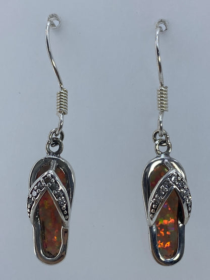 Par de aretes de plata con ópalo de fuego multicolor engastado, vista frontal