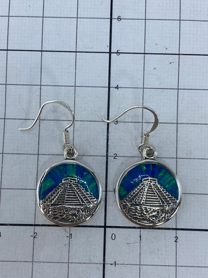 Reverso de los aretes mostrando el Quinto 950 y el gancho de plata